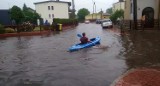 Pływał kajakiem w Wieluniu po zalanej ulicy. Burze i ulewy w województwie łódzkim w czwartek, 9 czerwca