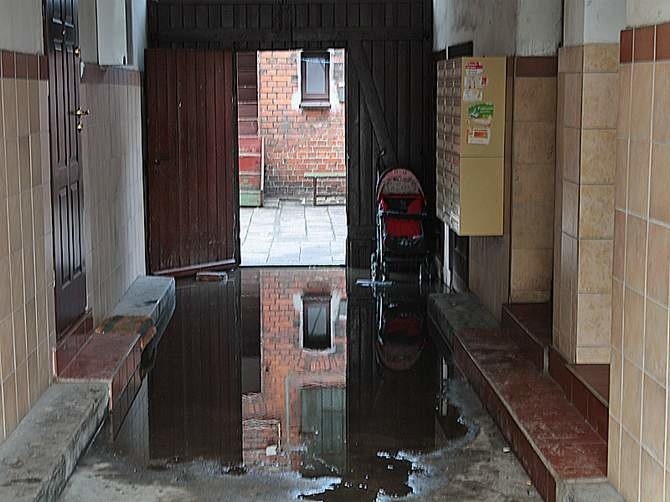 Woda napłynęła nawet do klatek schodowych