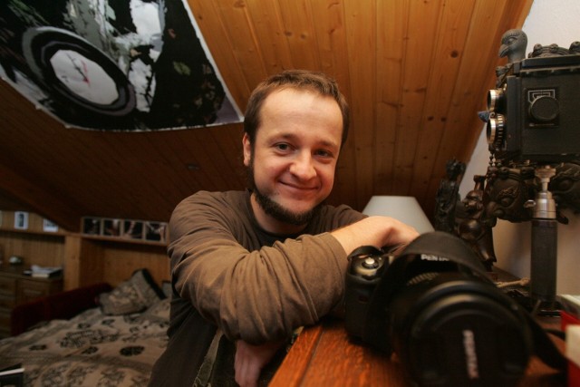 Wojciech Kukuczka mieszka w Katowicach, na osiedlu Kokociniec, jest fotografem. Gdy jego tata Jerzy Kukuczka zginął w Himalajach w 1989 roku, miał pięć lat. Ojca poznawał przez materiały archiwalne