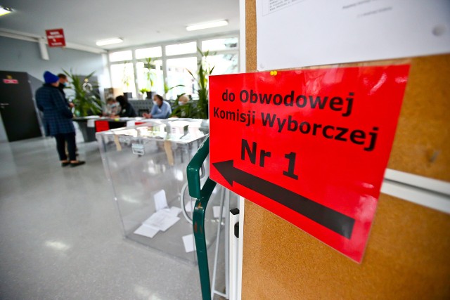 We Wrocławiu wybory do rad osiedli odbywają się z zachowaniem obostrzeń związanych z koronawirusem. Frekwencja jest niezła.