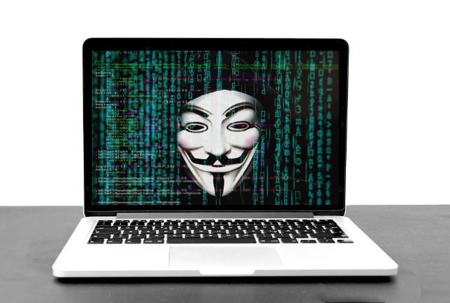 Hakerzy z grupy Anonymous wręczyli Rosjanom wskazówki, jak bronić się przed propagandą głoszoną w mediach.