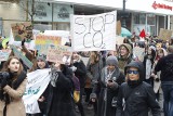 Młodzieżowy strajk klimatyczny. Uczniowie z Łodzi, Sieradza i Radomska protestowali w obronie klimatu WIDEO