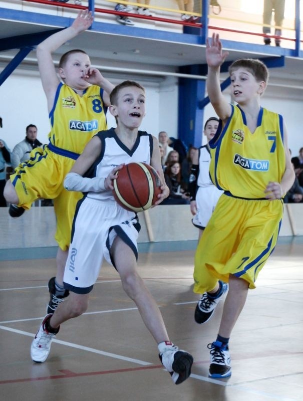Spotkania turnieju "U Klemesa" były bardzo emocjonujące, a młodzi koszykarze walczyli ambitnie o każdą piłkę.