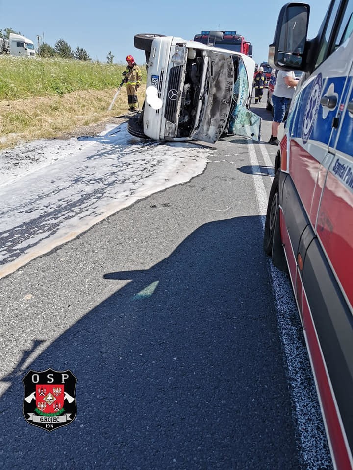 Grojec. Wypadek w pobliżu węzła autostrady A4. Zderzyły się dwa samochody dostawcze [ZDJĘCIA]