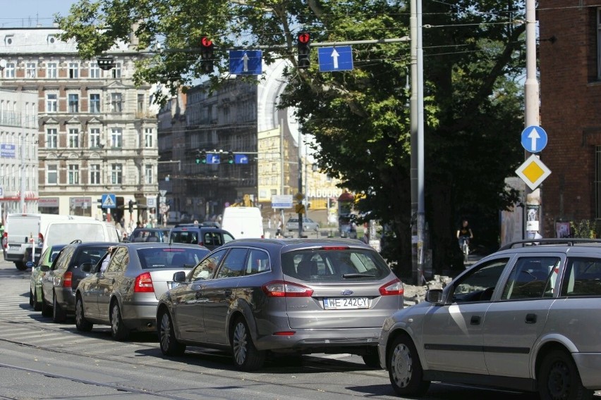 Wrocław, korki na moście Uniwersyteckim i ulicy Drobnera