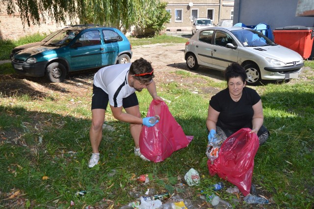 Katarzyna Seńkowska i Wojciech Bandurowski na spornym trawniku.