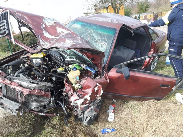 Dziś wczesnym popołudniem w Brześciu Kujawskim (pow. włocławski) doszło do groźnego wypadku.Kierowcy osobowych audi i volkswagena passata zderzyli się czołowo. Poszkodowane są cztery osoby, w tym dwaj kierowcy - obaj są w stanie ciężkim.Strażacy trzy osoby musieli wyciągać z samochodów przy użyciu specjalistycznego sprzętu. Na miejscu działał jeden zastęp strażaków. Śmigłowiec Lotniczego Pogotowia Ratunkowego zabrał do szpitala najbardziej poszkodowaną w tym wypadku - młodą dziewczynę, pasażerkę jednego z aut. Była nieprzytomna została odtransportowana do szpitala w Płocku. Według naszych informacja to 18-letnia uczennica Zespołu Szkół Chemicznych we Włocławku.