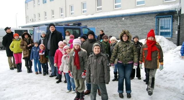 W sobotę dzieci z ferii parafialnych zwiedziły budynek nowej komendy policji.