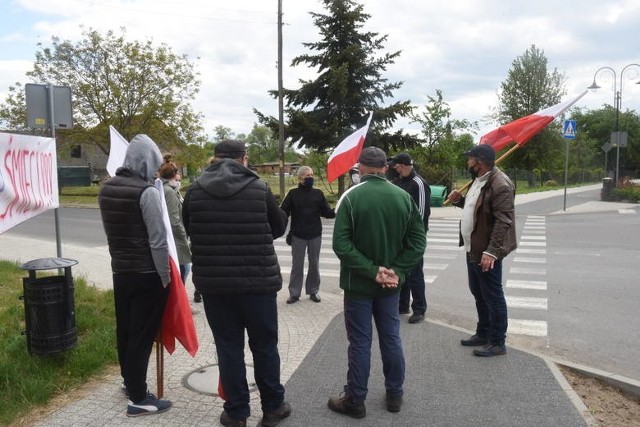 Akcja protestacyjna w Bobrownikach, w gminie Otyń. Sobota, 16 maja 2020 r.