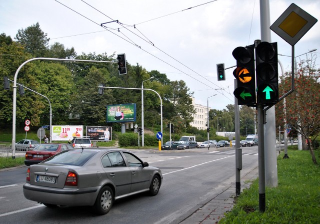 Jadący na wprost ul. Głęboką zamiast na swój sygnalizator,  reagują na ten, który steruje skrętem w lewo - w ul. Sowińskiego.