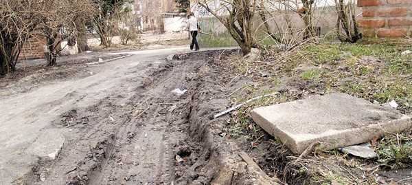 Mieszkańcy wskazują m.in., że wykonawca remontu zniszczył chodnik, po którym jeździły samochody z materiałami budowlanymi. 