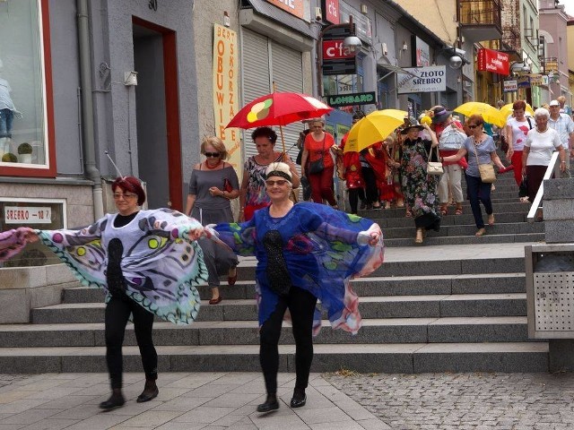 Przemarsz z Rynku do Parku Miejskiego był dla ostrowieckich seniorów szansą na zaprezentowanie swoich kolorowych strojów.