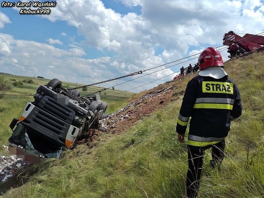 Wypadek na obwodnicy Krzepic. Ciężarówka spadła ze skarpy [ZDJĘCIA]