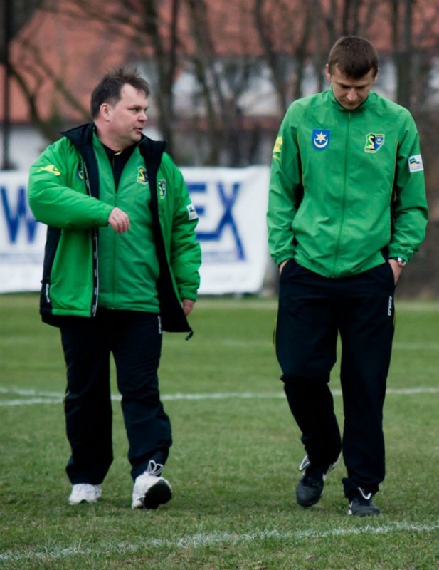 Szkoleniowcy Siarki Tarnobrzeg Tomasz Tułacz (z lewej) i jego asystent Jakub Kula doskonale znajda dobre i złe strony piłkarzy Stali Mielec.