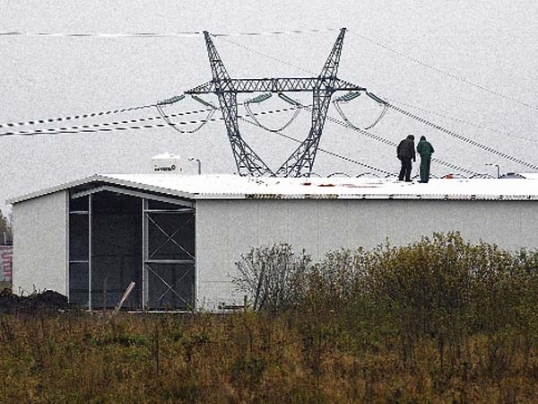 W Karlinie dobiega końca inwestycja firmy Dunster House Ltd, która sąsiadować będzie z zakładem Polskiego Asfaltu. Nad halą Dunstera pojawił się już dach. Produkowane będą tu kolektory, służące do ogrzewania domów energia słoneczną.