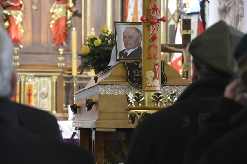 Ostatnie pożegnanie Stanisława Siekierskiego, zasłużonego ludowca. W pogrzebie uczestniczyły tłumy [ZDJĘCIA, WIDEO]