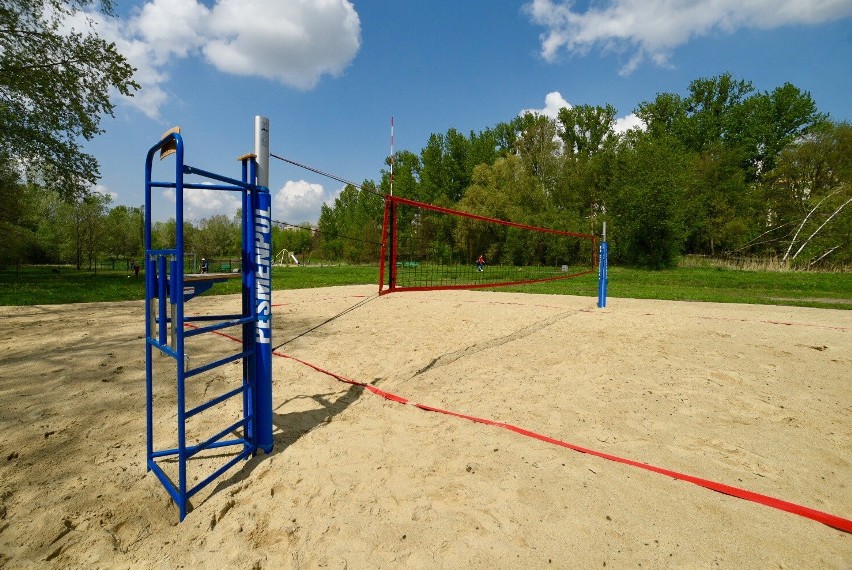 W parku nad Sokołówką jest już tyrolka, boisko do piłki plażowej i zjeżdżalnia
