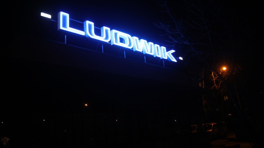 Neon "Ludwik" już świeci na niebiesko. Niedługo dołączy do niego "Stylowa" i "Jubilatka"  