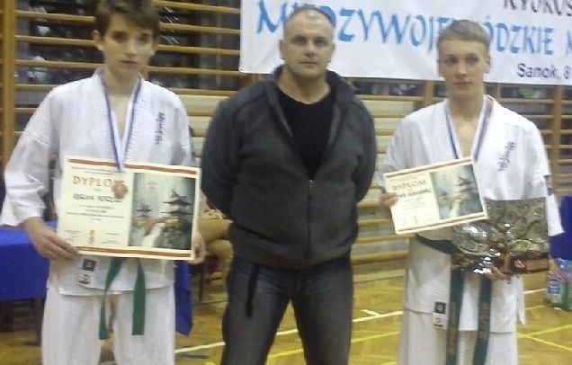 Michałowi Łukasiewiczowi (z prawej) i Adrianowi Bożęckiemu pogratulował medali w Sanoku trener Robert Hornik. 