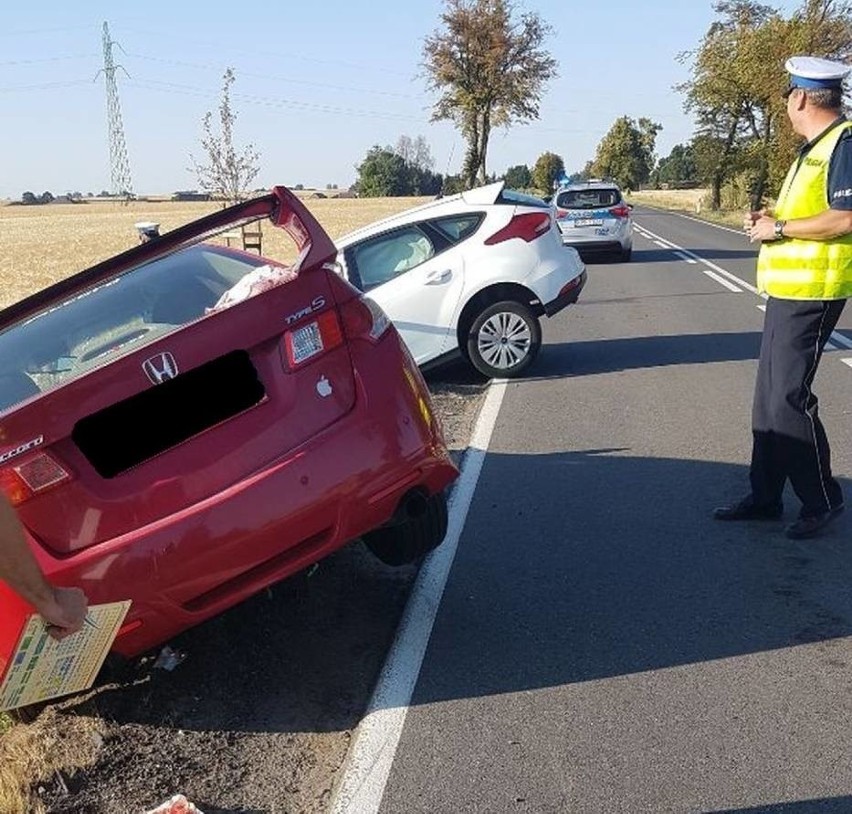 Wypadek na krajowej 45 we wsi Gaszyn. 5 osób w szpitalu