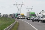 Ogromny korek na Autostradowej Obwodnicy Wrocławia. W nocy spłonęła tam naczepa ciężarówki z olejem 