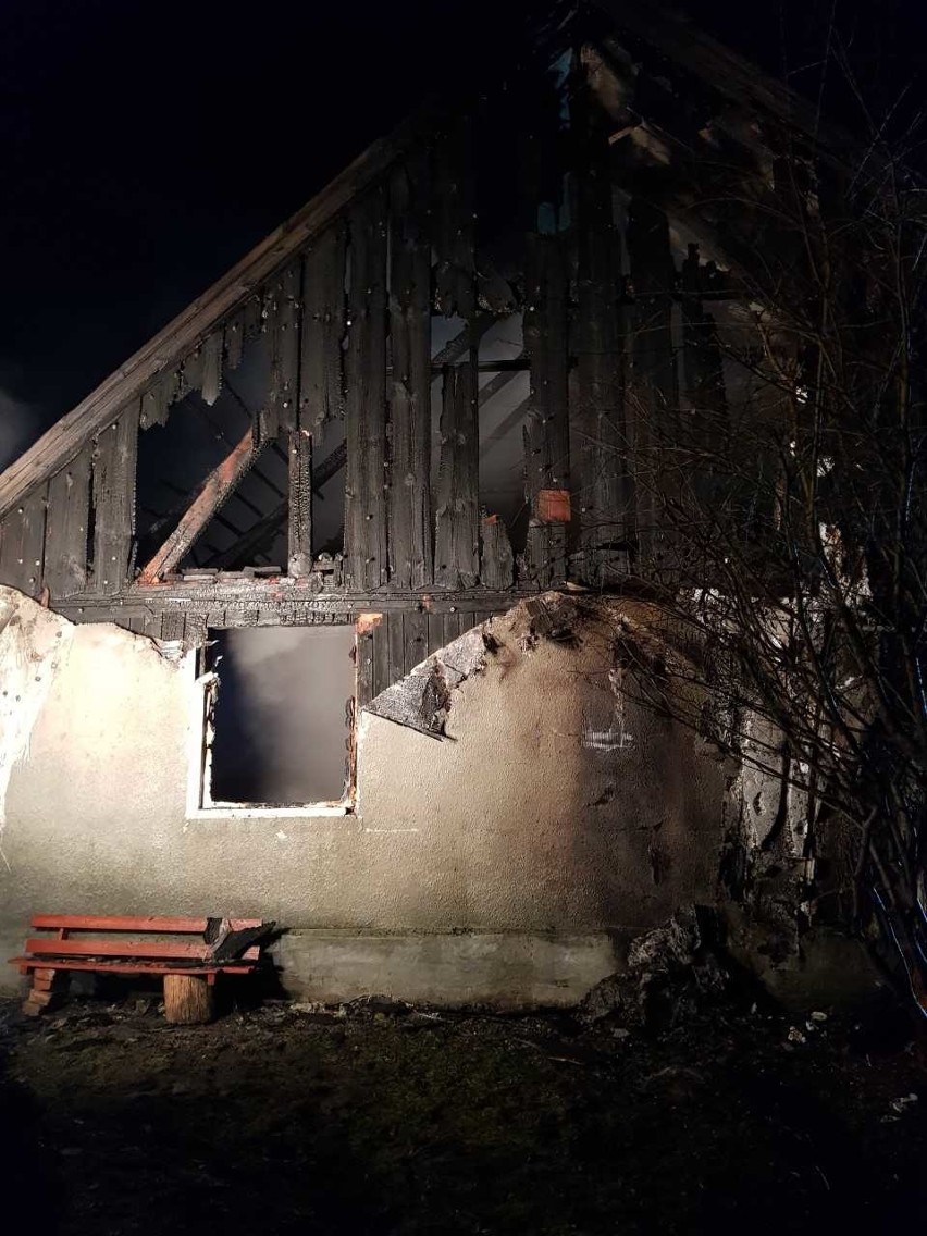 Pożar w Dąbrowie koło Lichnów [21.12.2018]. Palił się dom jednorodzinny. Nie żyje kobieta