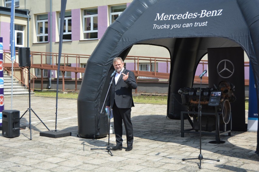 Ostrołęka. Mercedes-Benz Trucks Polska przekazał ZSZ nr 2 im. m.in. silnik ciągnika siodłowego. Zdjęcia