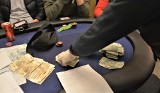 Pomorskie. Nielegalny turniej pokera zakończony. 14 osób zatrzymanych. Co im grozi?