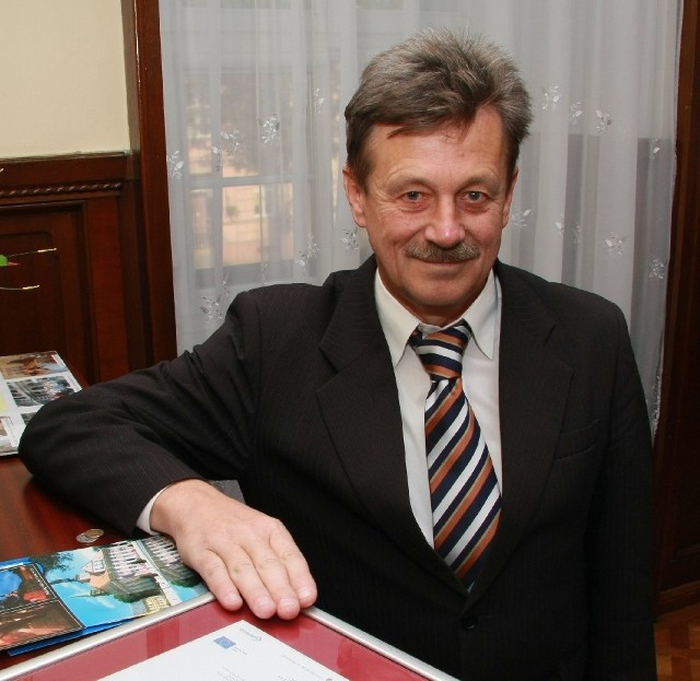 Marian Sierpatowski ma 56 lat. 1 lipca 2009 r. premier mianował go komisarzem rządowym gminy Międzyrzecz. Pełni funkcje burmistrza i rady miejskiej. Jest absolwentem Akademii Rolniczej w Lublinie. W Międzyrzeczu mieszka od 1987 r., kieruje powiatowymi strukturami Platformy Obywatelskiej. W ostatnich wyborach bez powodzenie ubiegał się o mandat radnego powiatowego.