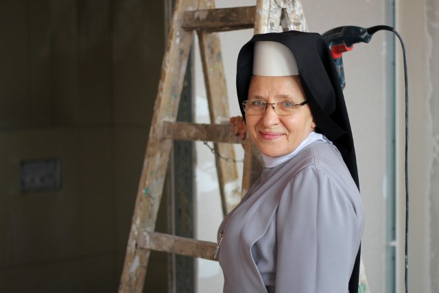 Siostra Sercanka Alberta w Domu Pomocy przy ulicy Tarnowskiej w Kielcach. Sercanki były pielęgniarkami, pracowały w księgowości, dawały wsparcie duchowe, dbały o kaplicę.