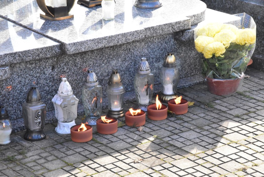 Wszystkich Świętych na cmentarzu w Krasnosielcu: zaduma i modlitwa za dusze zmarłych