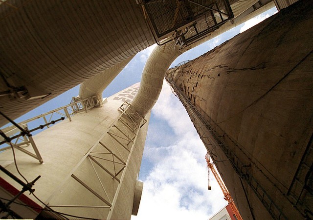 Od 2006 roku pracownicy spółek akcyjnych, takich jak na przykład elektrownia i kopalnia Turów oddawali posiadane akcje i w zamian dostawali papiery wartościowe nowego giganta energetycznego - PGE.