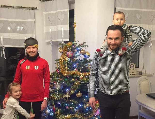 Zawodniczka Nadiru Jędrzejów Dominika Ostrowska wraz ze swoim trenerem Bartłomiejem Bartoszem i jego dziećmi, 5-letnią córką Oliwią i 8-miesięcznym synem Tymoteuszem.