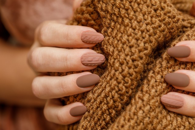 Sweterki na paznokciach wracają do łask co roku niezależnie od panującej mody. To zdobienie jest efektowne.