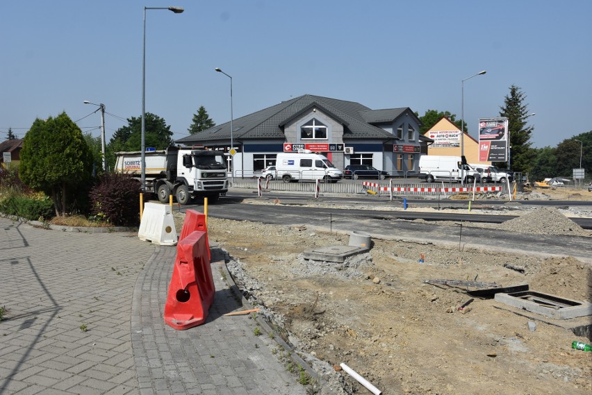 Tarnów. Rozbudowa ulicy Lwowskiej przekroczyła półmetek. Na kierowców czekają jednak kolejne utrudnienia w ruchu [ZDJĘCIA]