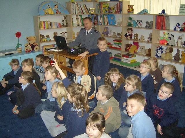Komisarz Andrzej Wroński wyjaśnia dzieciom jak działa internet