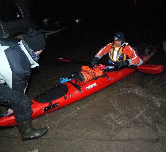 Jeden z członków zespołu Ekspedycja Wisła Zima 2010, wyciąga na brzeg kajak z Kamińskim.