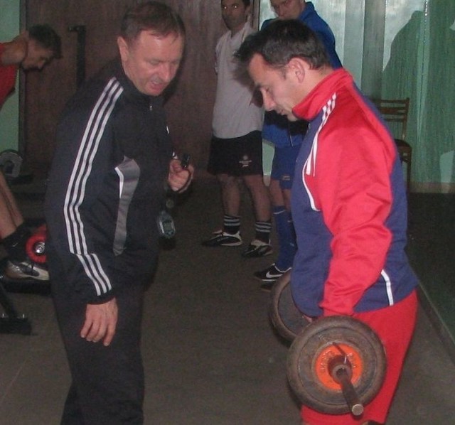 Mariusz Kalamaszek (z prawej) w towarzystwie trenera Andrzeja Małeckiego w trakcie treningu w siłowni.