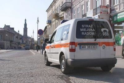 Dziwnie poruszającego się po chodniku Opla zauważył w środę wieczorem na ulicy Szarych Szeregów w Radomiu patrol Straży Miejskiej.