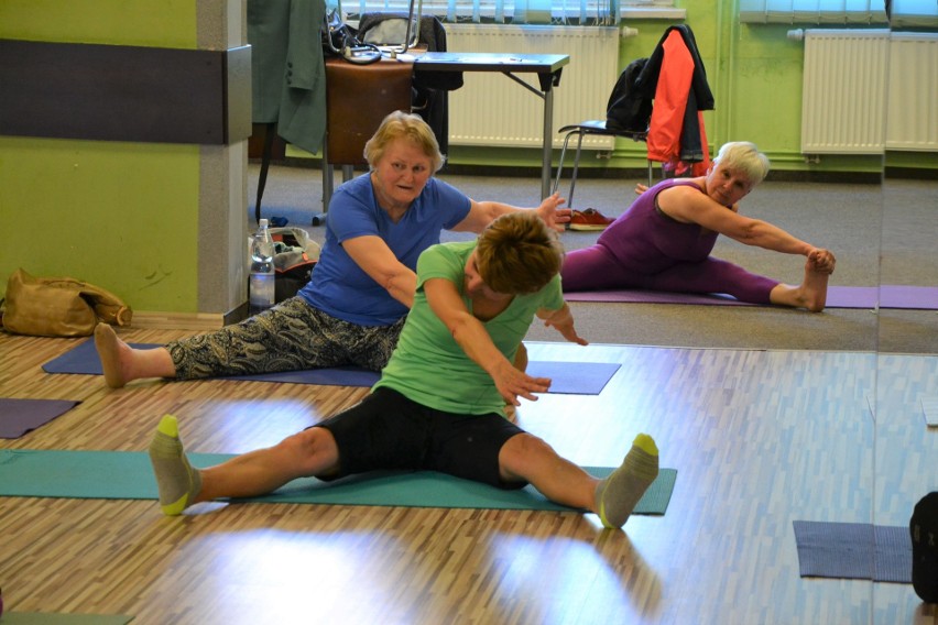 Żorscy seniorzy na ćwiczeniach pilates - tak dbają o swoją sprawność! ZDJĘCIA