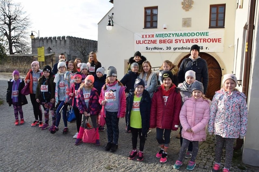 Juventa Kobex najlepsza, a LKB Rudnik drugi w  sylwestrowych biegach w Szydłowie