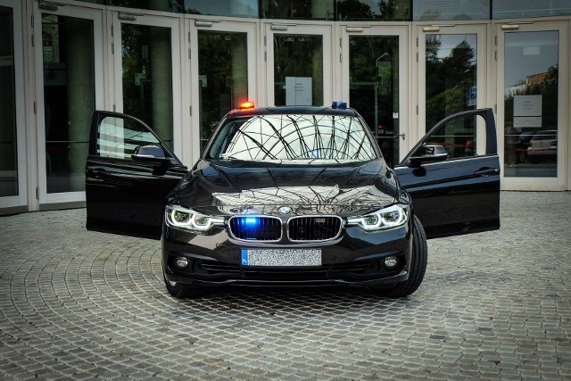 Policyjny radiowóz BMW 330i xDrive - taki jak zaprezentowany w Białymstoku - został uszkodzony na skrzyżowaniu ulic Pułaskiego i Armii Krajowej w Suwałkach. Na szczęście nikomu nic się nie stało.