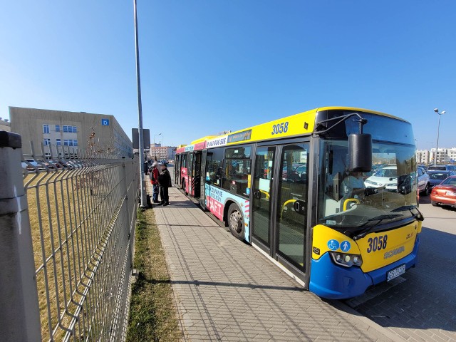 Pasażerowie wsiadający do autobus&oacute;w z przystanku przy Wojew&oacute;dzkim Szpitalu Specjalistycznym w Słupsku doczekają się wiaty przystankowej.