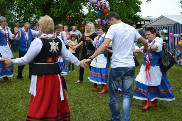 Uczestnicy festyny, zespoły i zaproszeni goście bawili się na murawie.