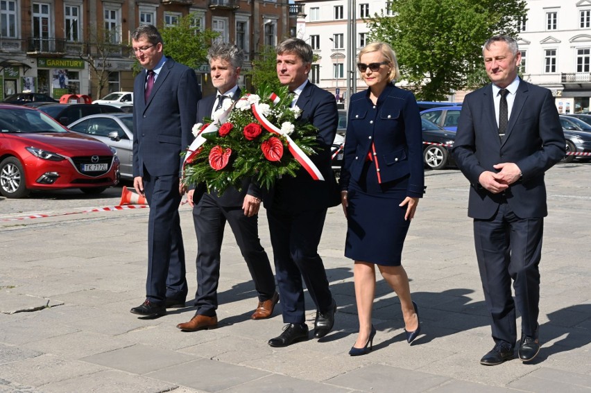 Składanie wiązanki przed pomnikiem Marszałka. Od lewej:...