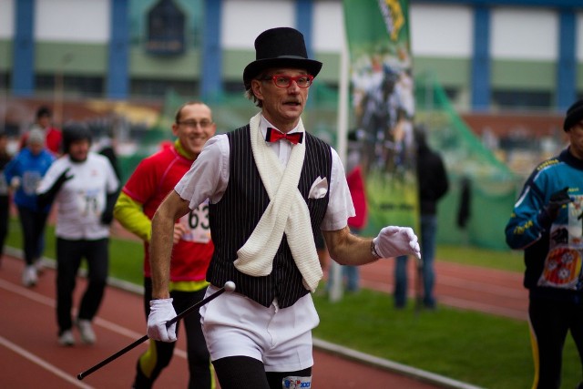 Andrzej Zieniewicz pobiegł w tradycyjnym balowym przebraniu