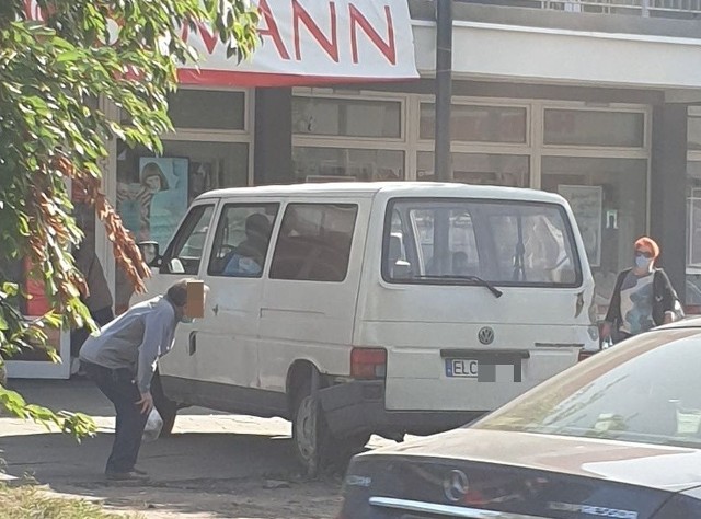 Kierowcy próbował pomóc jeden z przechodniów i - nieustannie - siwa pasażerka, która ostatecznie pobiegła do handlarzy po młotek. Po kilkudziesięciu minutach volkswagen został oswobodzony.