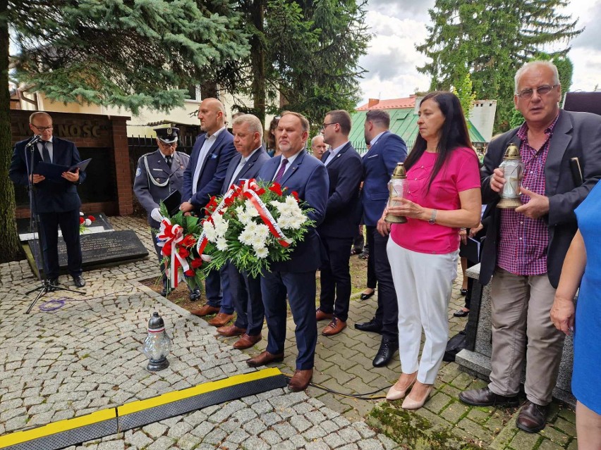 W Sandomierzu upamiętniono 79. rocznicę Akcji "Burza" i bitwy pod Pielaszowem. Przed mogiłą złożono kwiaty i zapalono znicze. Zobacz zdjęcia