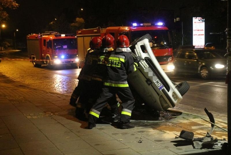 Wypadek na Kochanowskiego we Wrocławiu. Dachował peugeot,...