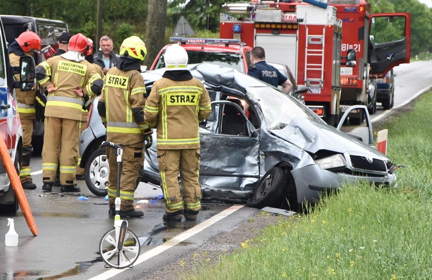 Tragiczny wypadek k. Malborka! W Dębinie zderzyły się trzy samochody, zginęły dwie osoby [ZDJĘCIA]